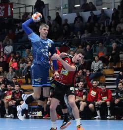 Handball-Schock: Torhüter setzen jetzt Laserpointer ein – Spieler klettern auf Tore!